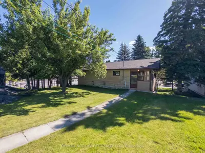Detached in Kenora