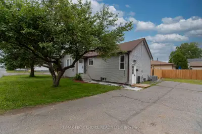Detached in Thunder Bay