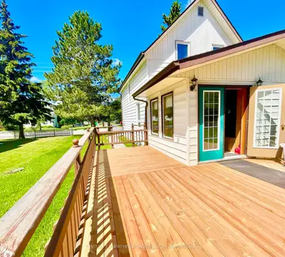 Detached in Dryden