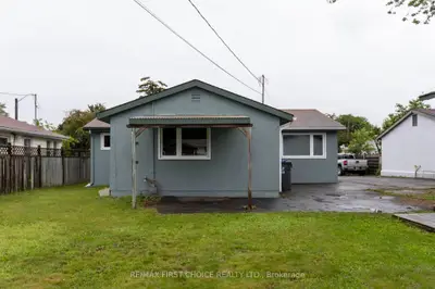 Detached in Thunder Bay