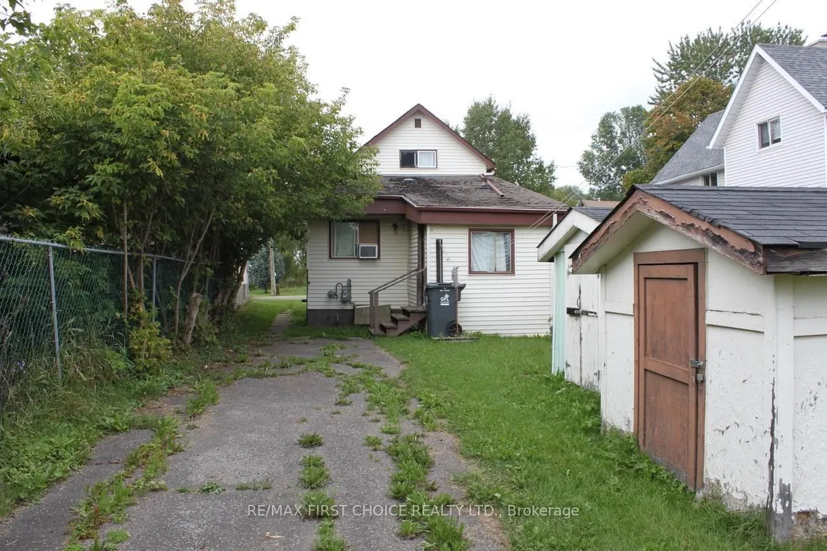 Detached in Thunder Bay