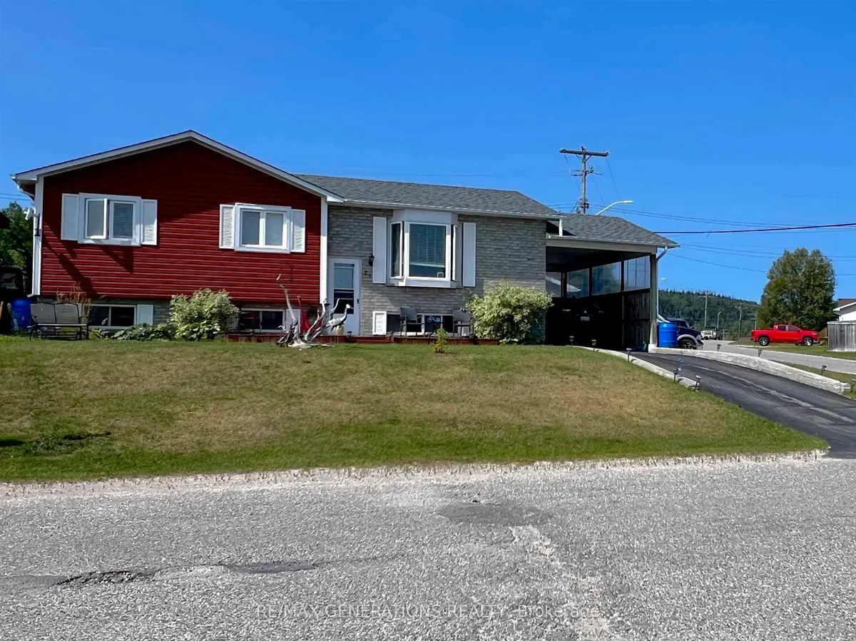 Detached in Manitouwadge