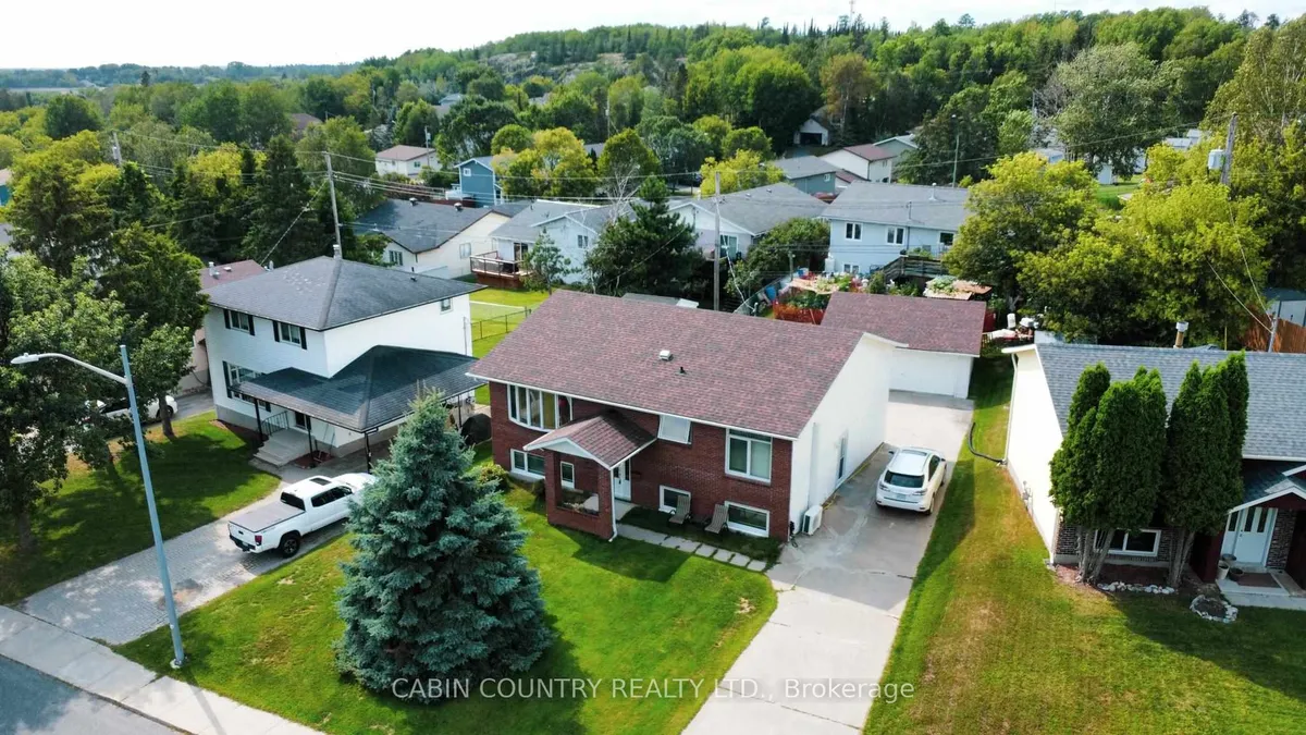 Detached in Kenora