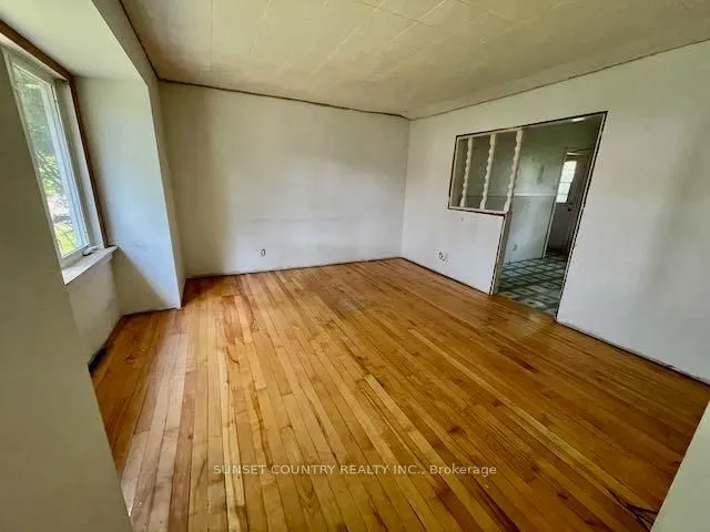 Detached in Dryden