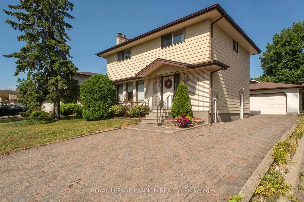 Detached in Thunder Bay