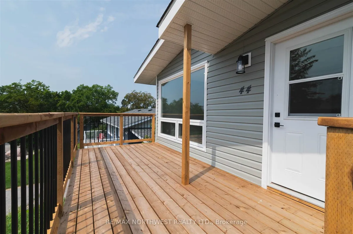 Detached in Kenora
