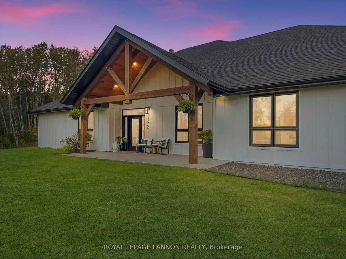 Detached in Thunder Bay Remote Area