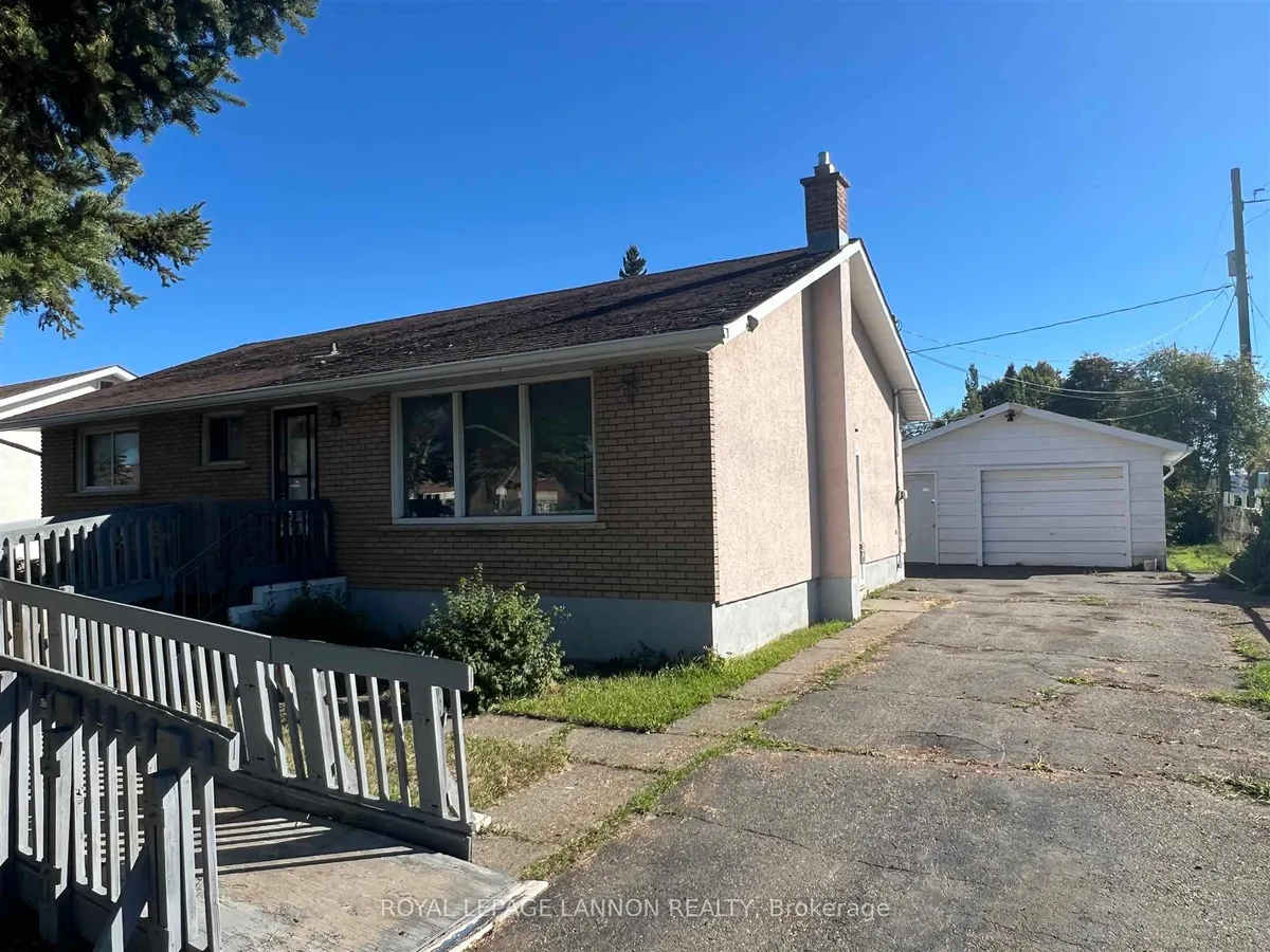 Detached in Thunder Bay