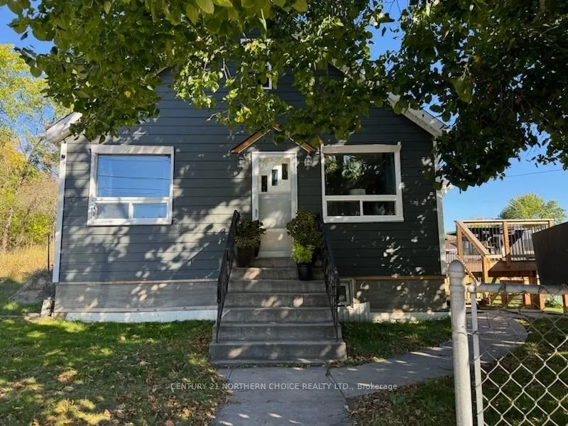 Detached in Kenora