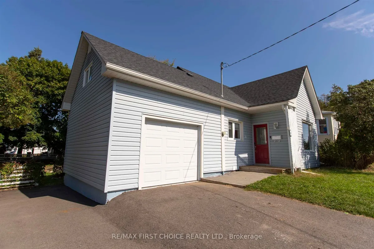 Detached in Thunder Bay