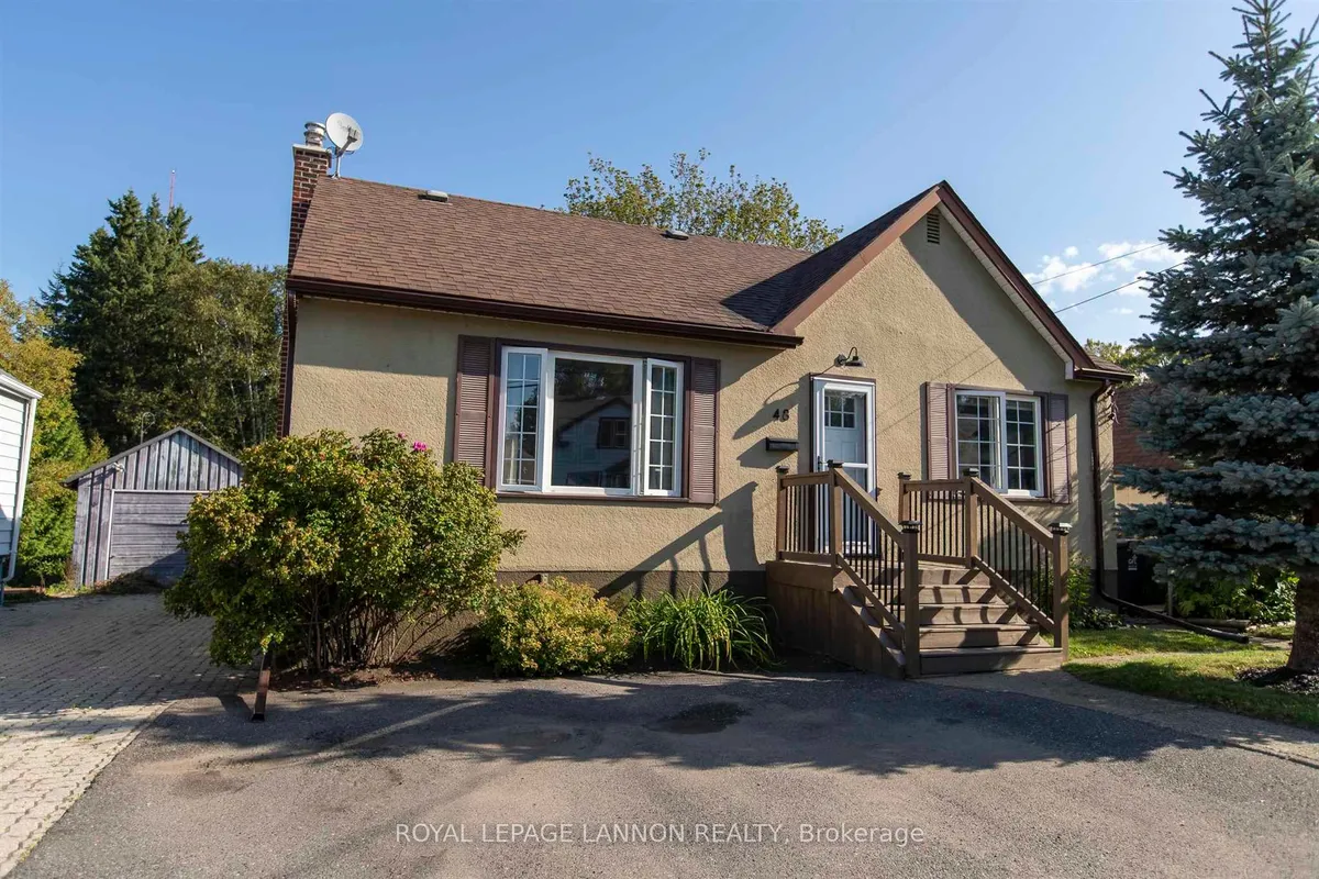 Detached in Thunder Bay