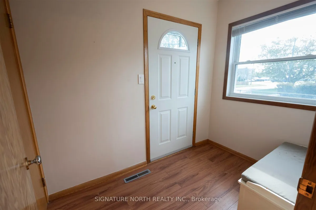 Detached in Thunder Bay