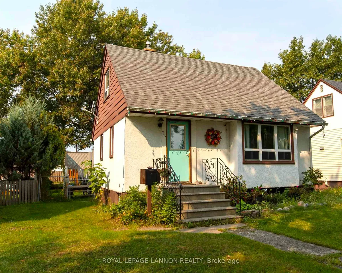 Detached in Thunder Bay