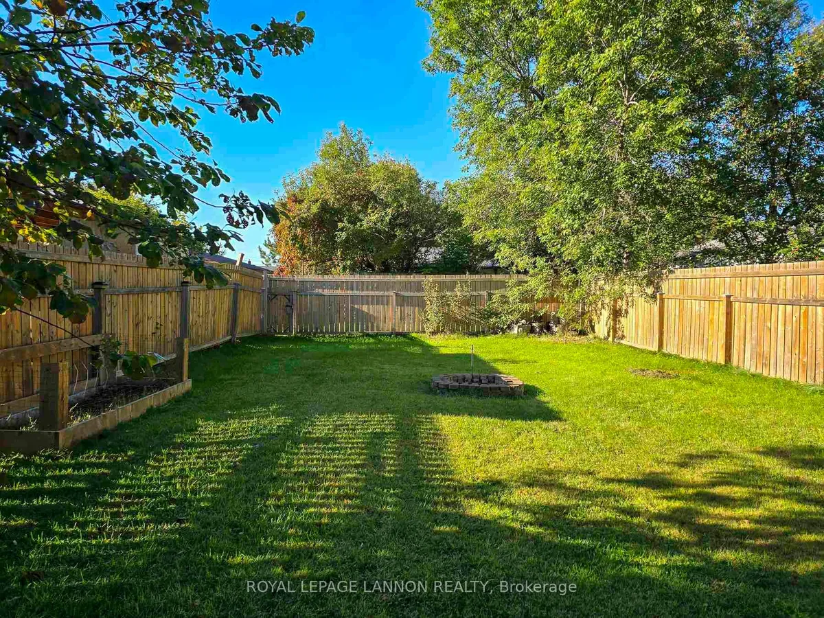 Detached in Thunder Bay