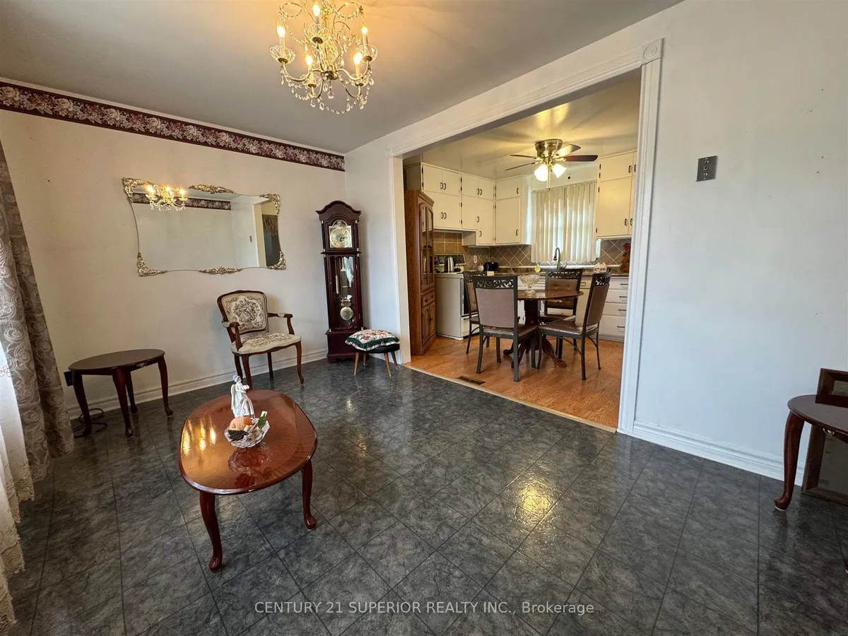 Detached in Manitouwadge