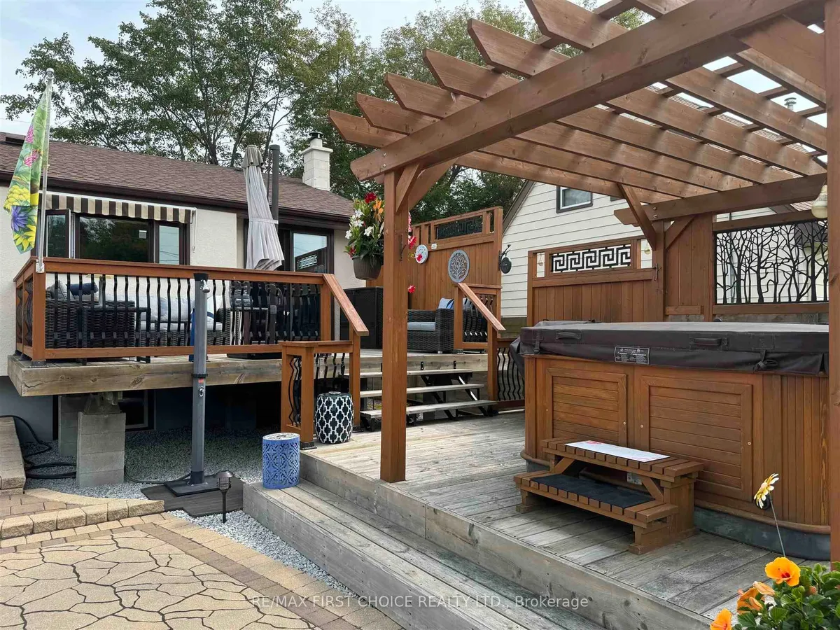 Detached in Thunder Bay