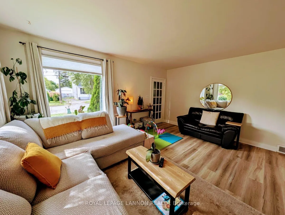 Detached in Thunder Bay