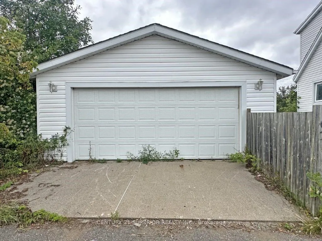 Detached in Thunder Bay