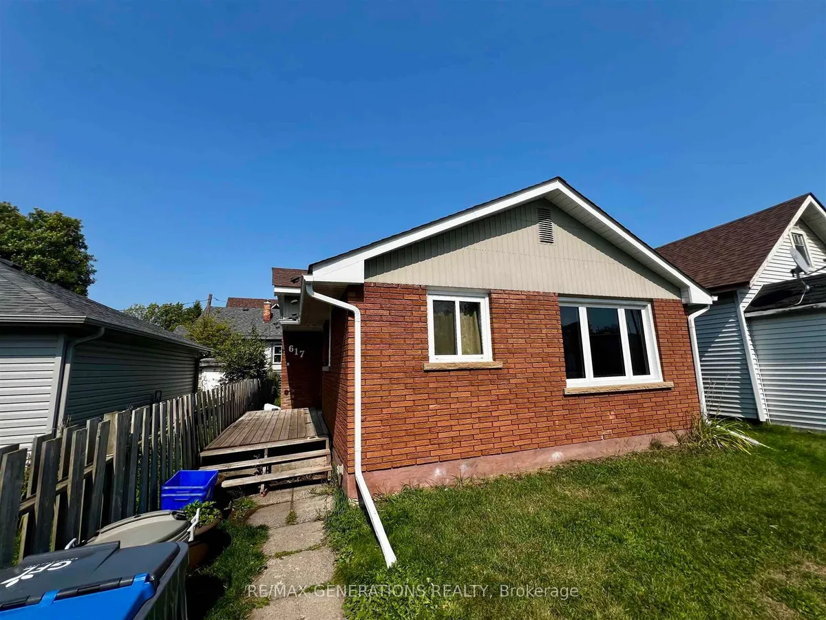 Detached in Thunder Bay