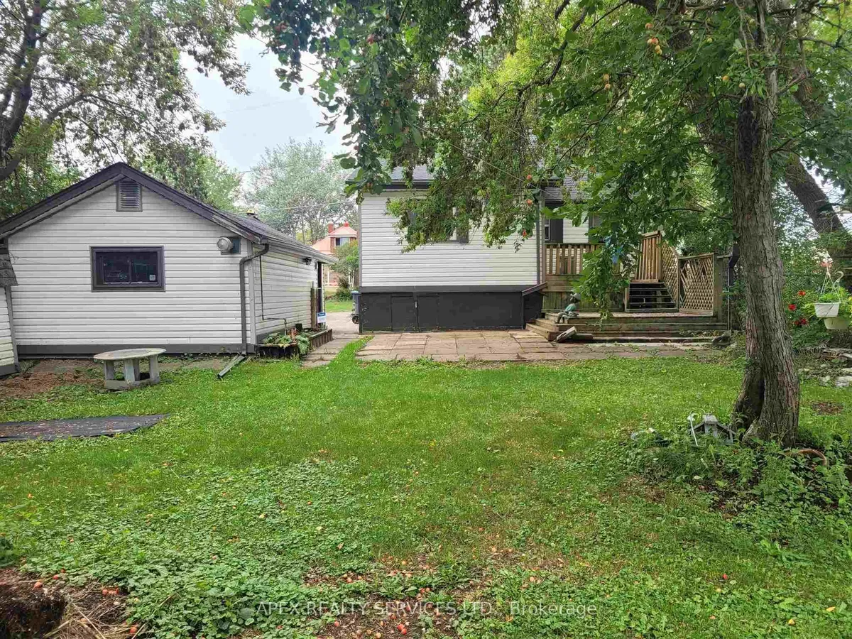 Detached in Thunder Bay