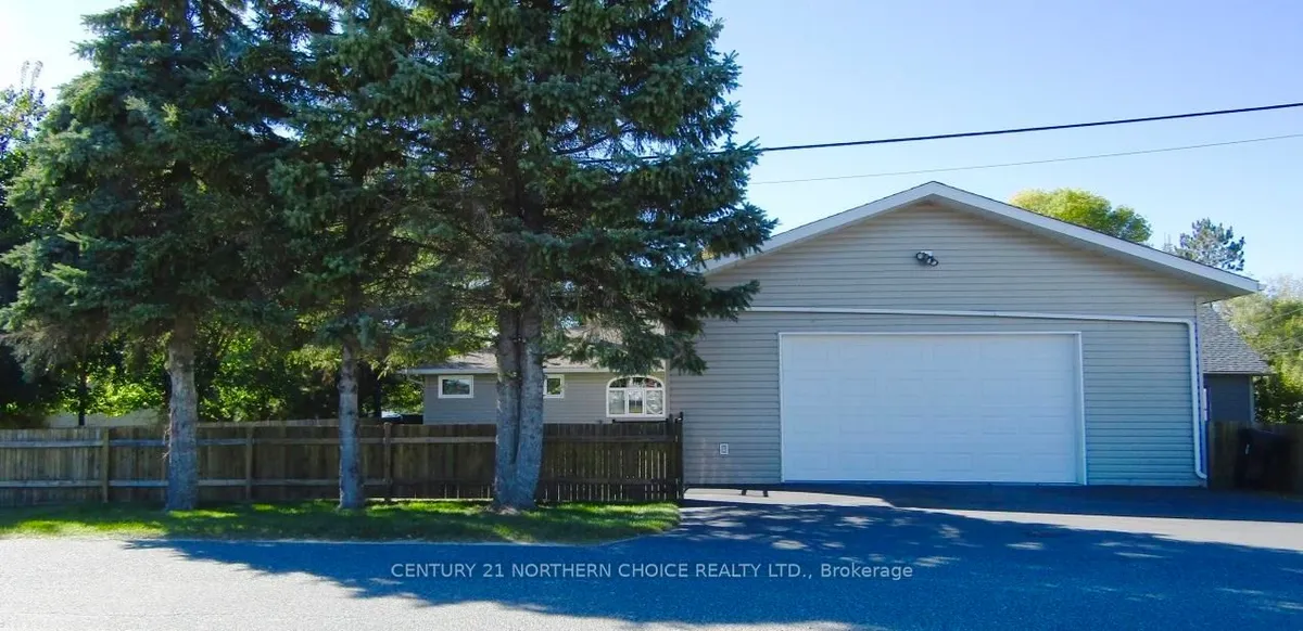 Detached in Fort Frances