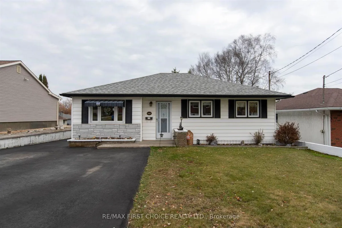 Detached in Thunder Bay