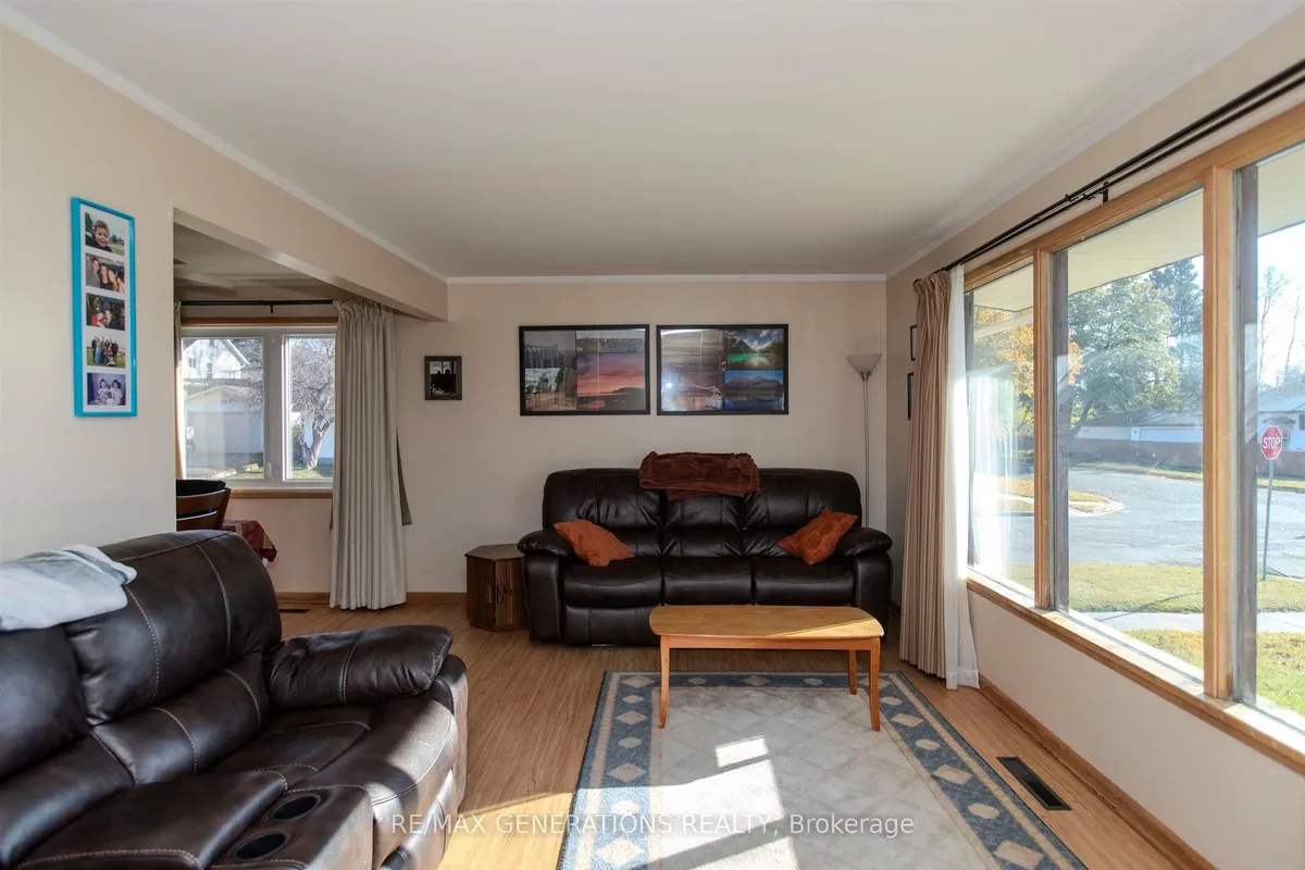 Detached in Thunder Bay