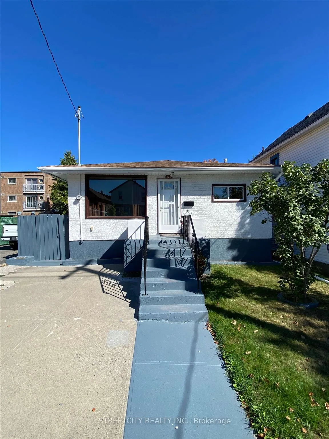 Detached in Thunder Bay
