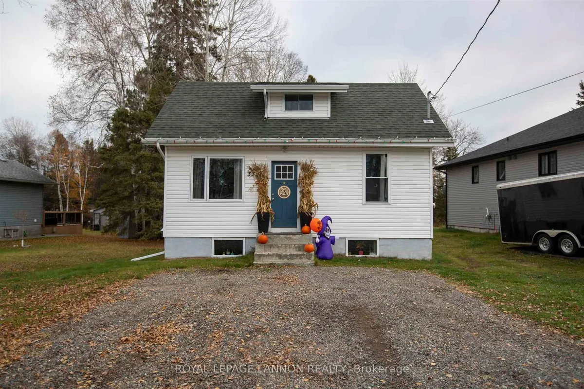 Detached in Thunder Bay