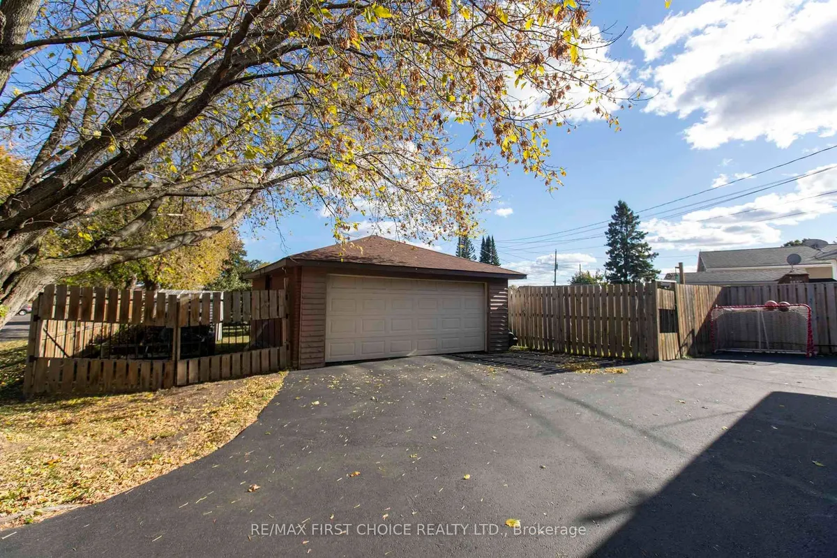 Detached in Thunder Bay