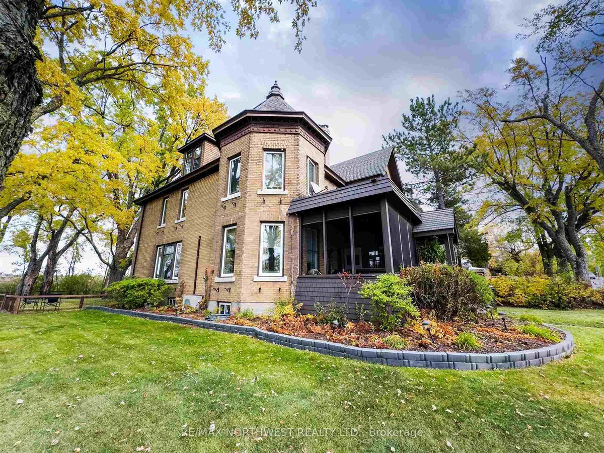 Detached in Kenora