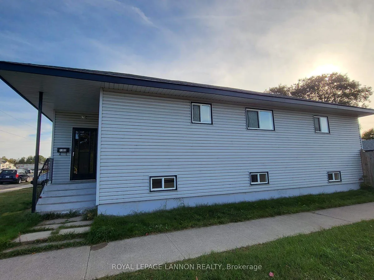 Detached in Thunder Bay