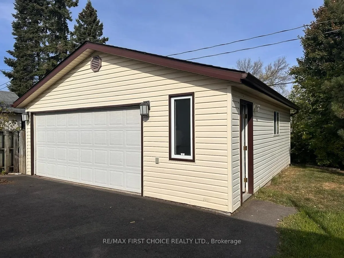 Detached in Thunder Bay