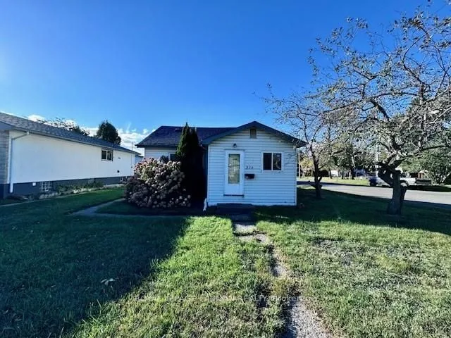 Detached in Thunder Bay
