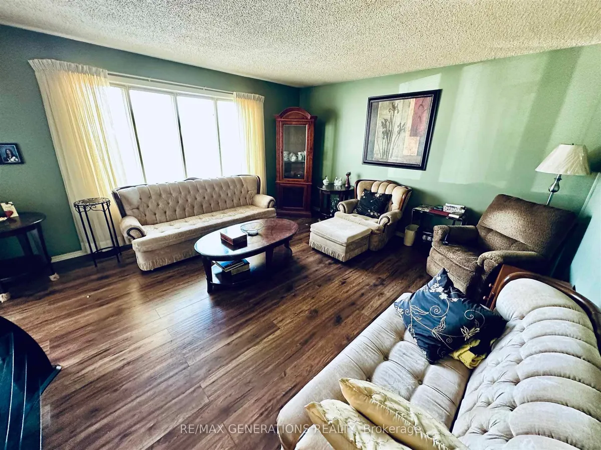 Detached in Thunder Bay