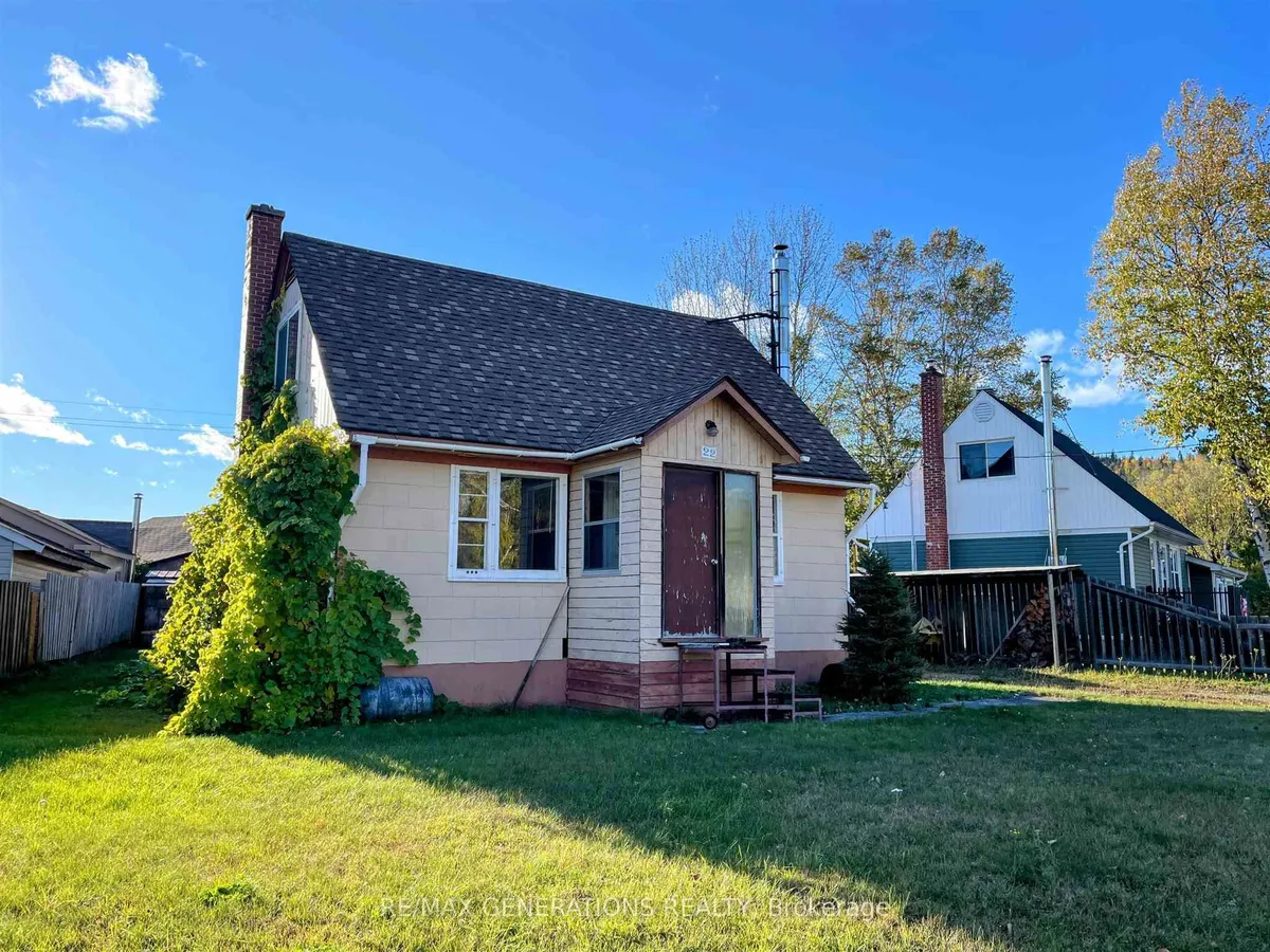 Detached in Manitouwadge
