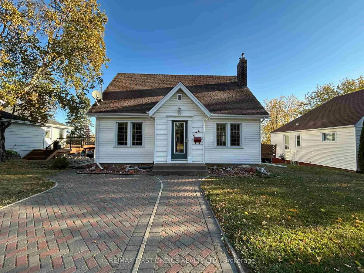 Detached in Thunder Bay