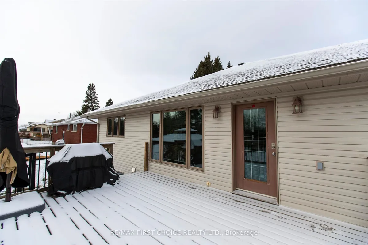 Detached in Thunder Bay