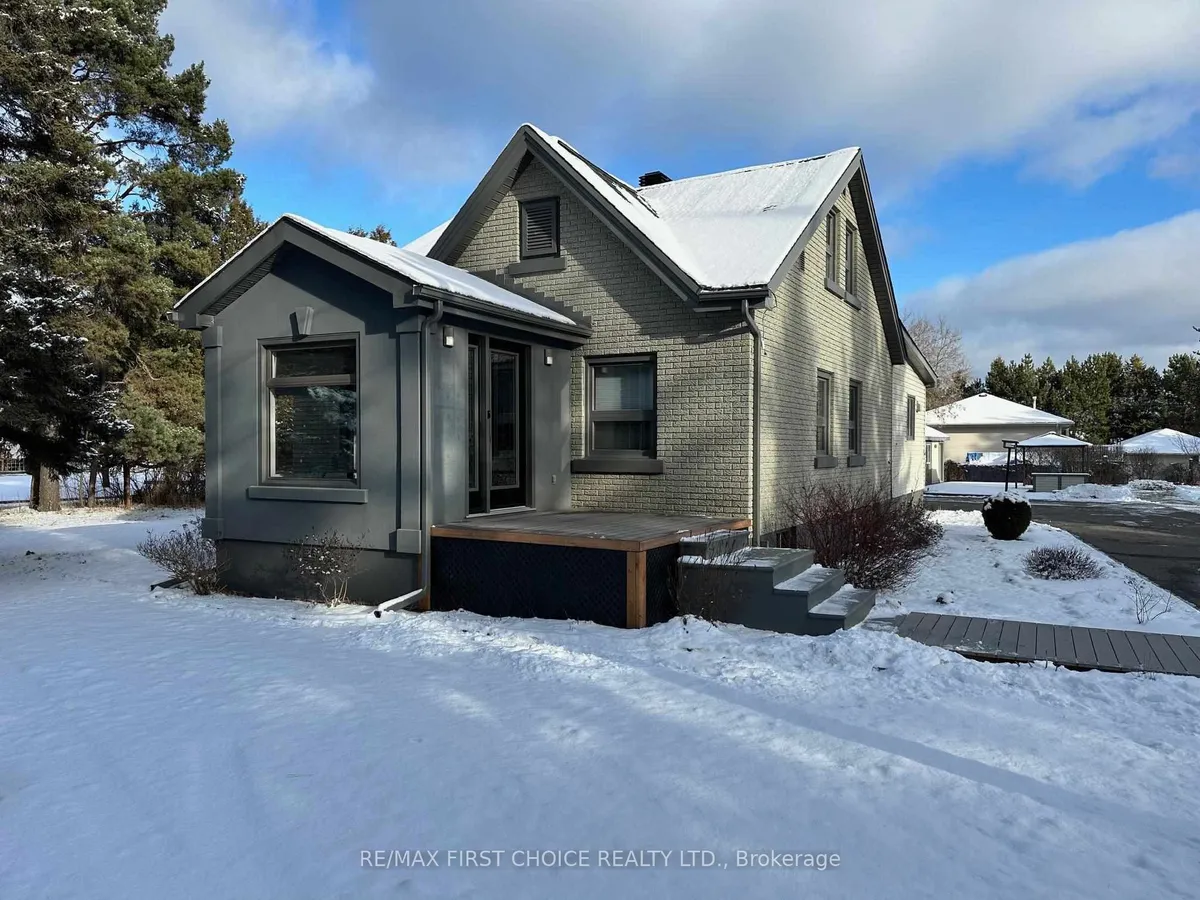 Detached in Thunder Bay