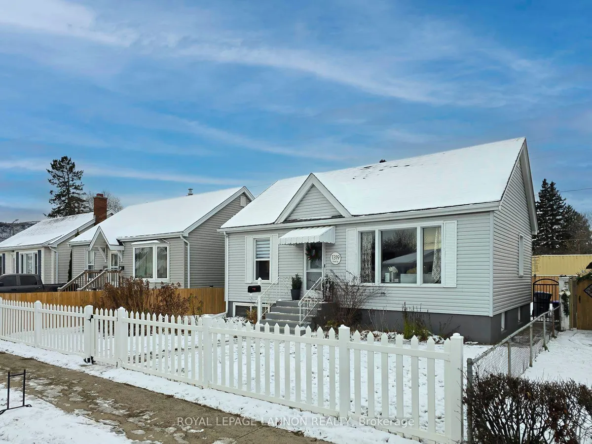 Detached in Thunder Bay