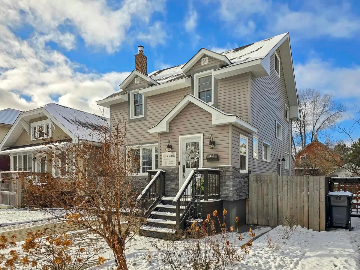 Detached in Thunder Bay