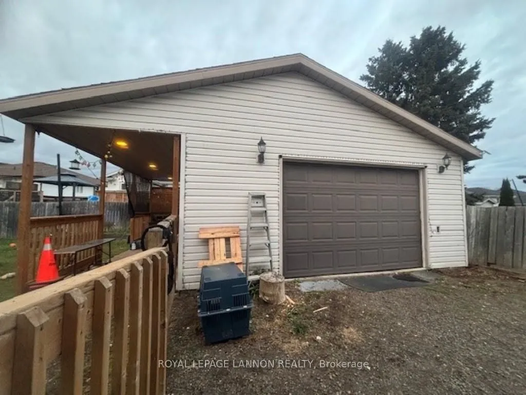 Detached in Thunder Bay