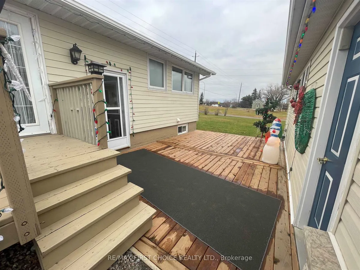 Detached in Dryden