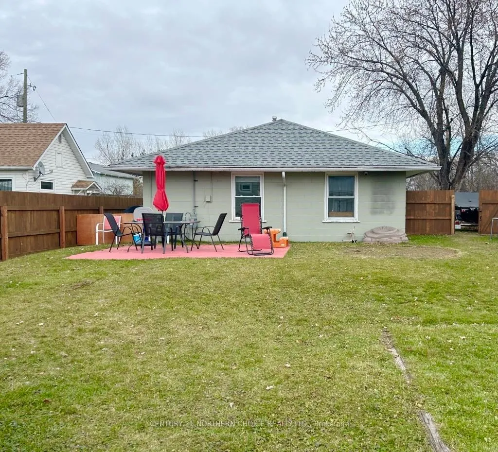 Detached in Fort Frances