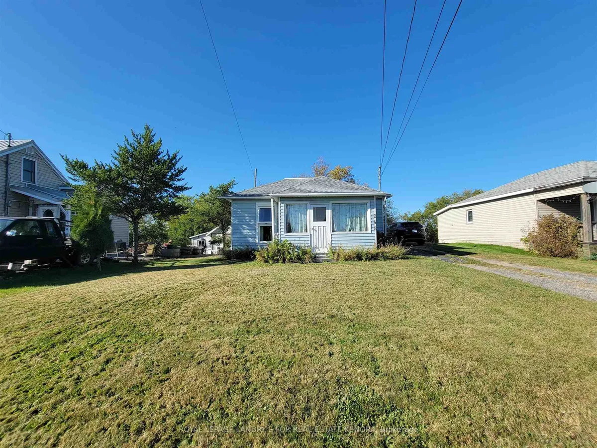 Detached in Kenora