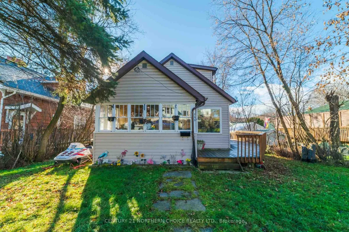Detached in Kenora