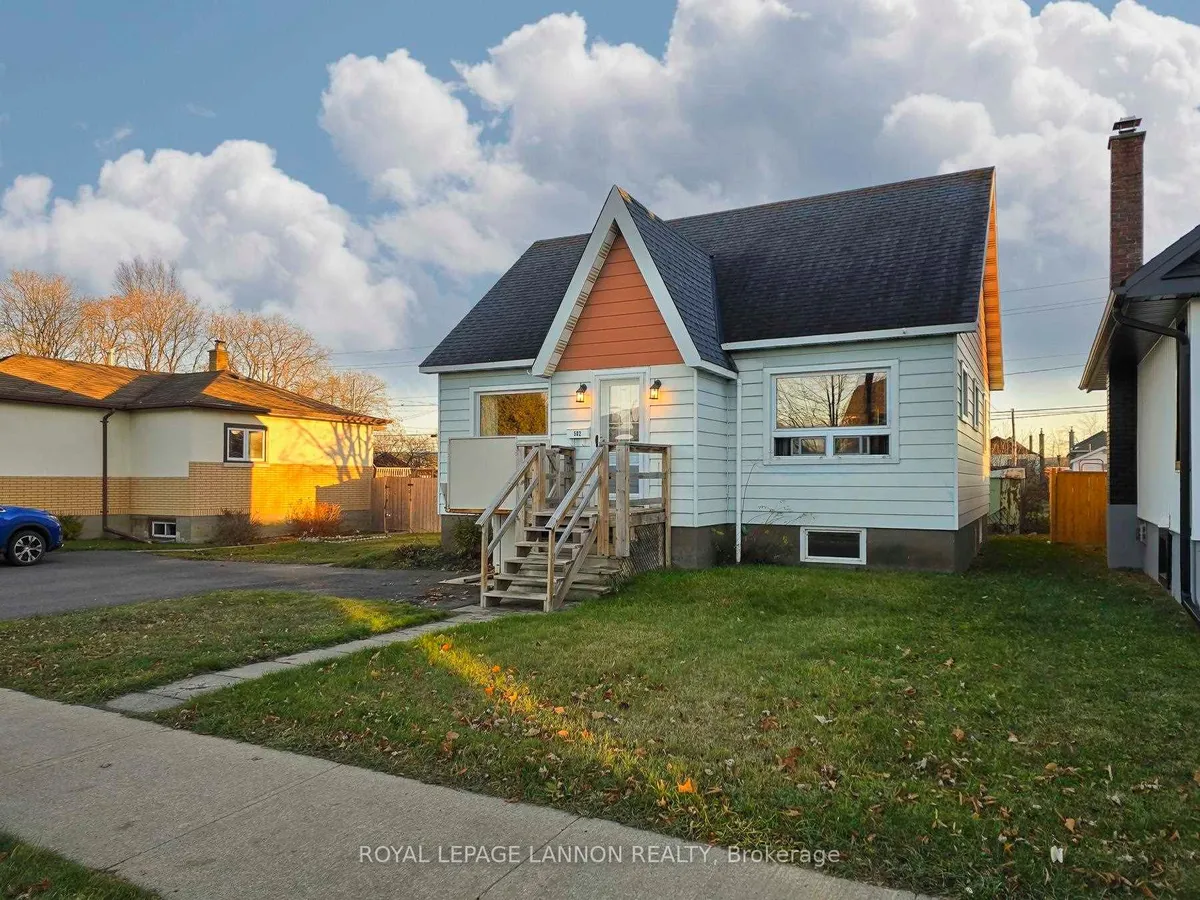 Detached in Thunder Bay