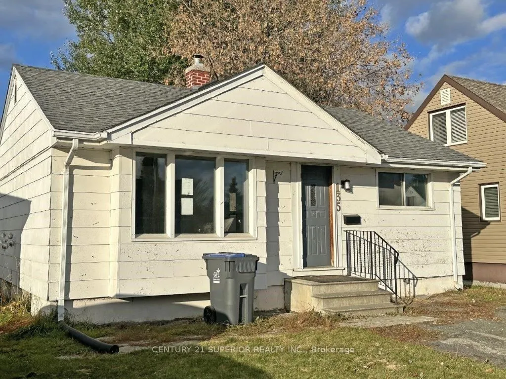 Detached in Thunder Bay