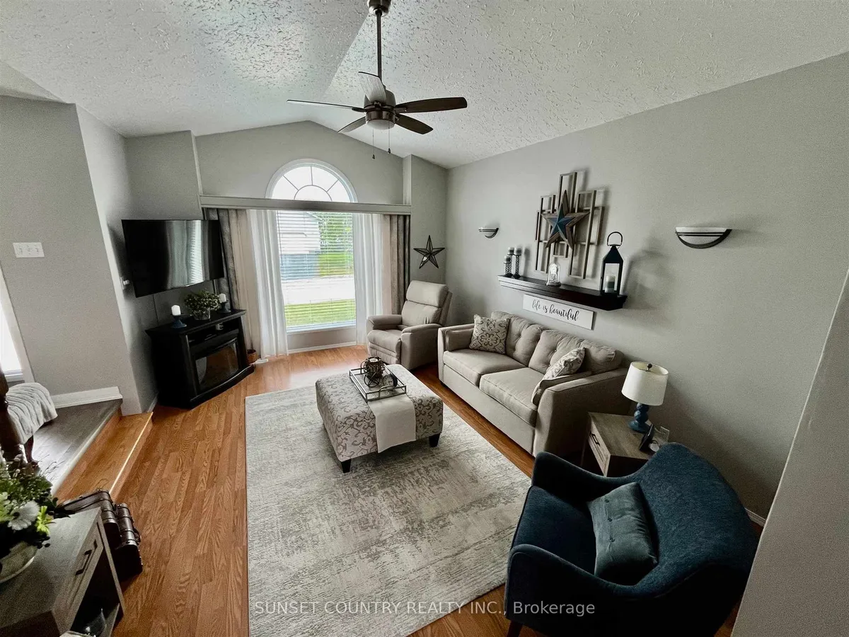 Detached in Dryden