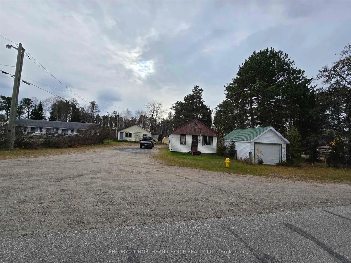 Detached in Machin